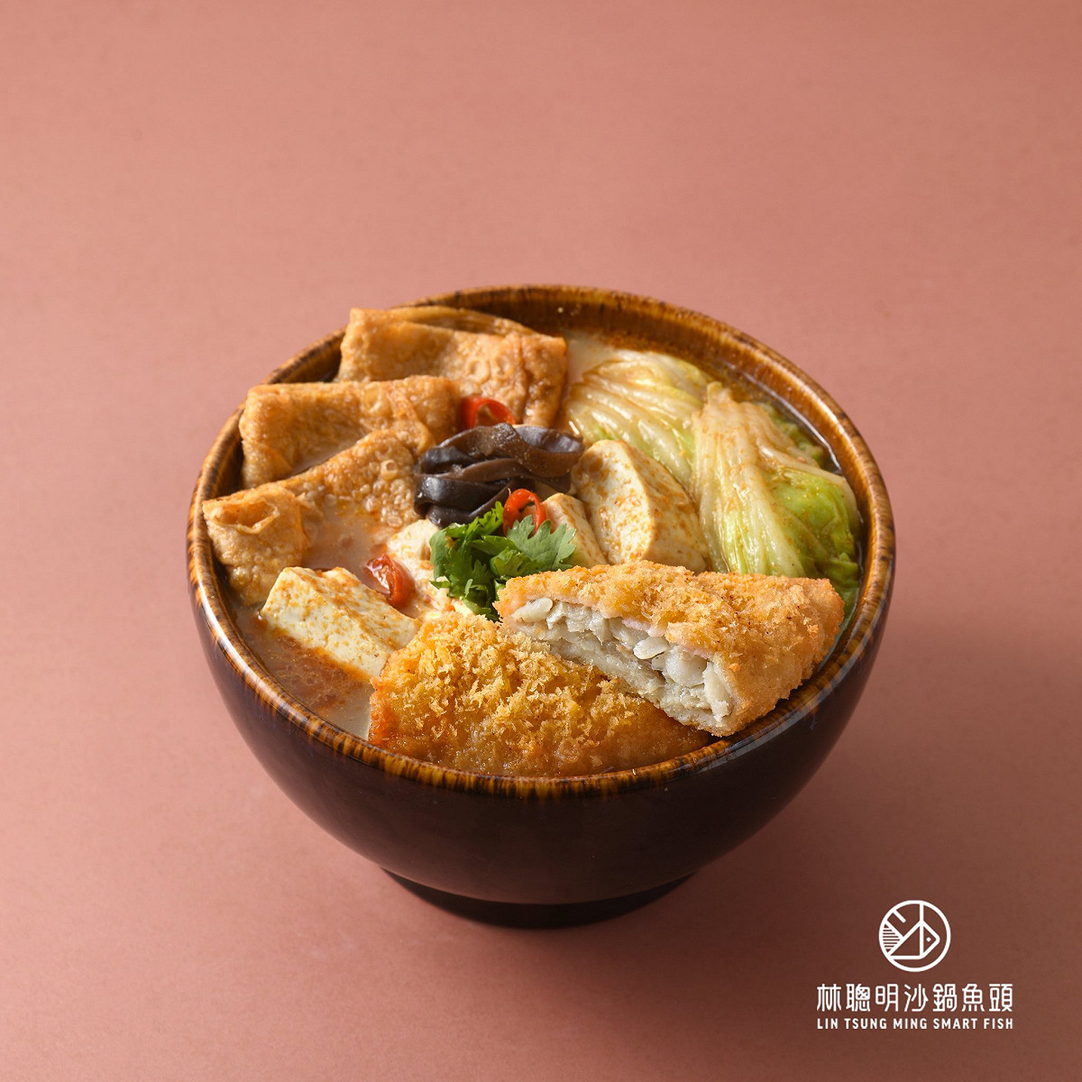 嘉義市人氣店家「林聰明沙鍋魚頭」爆出食安危機，有顧客指在外帶餐點中發現蟑螂及塑膠袋。 圖：取自「林聰明沙鍋魚頭」臉書