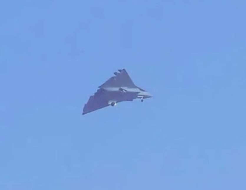 外國軍媒翻攝自社群媒體的中國 J-36 第 3 架原型機試飛照。 圖：翻攝社群媒體