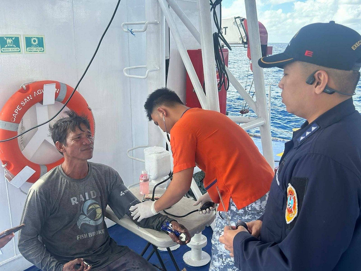 中國人民解放軍海軍一艘旅洋 III 級導彈驅逐艦曾在三描禮士省外海，向一名菲律賓漁民提供水與餅乾的人道援助。 圖：翻攝自 X 帳號 @Jay Tarriela