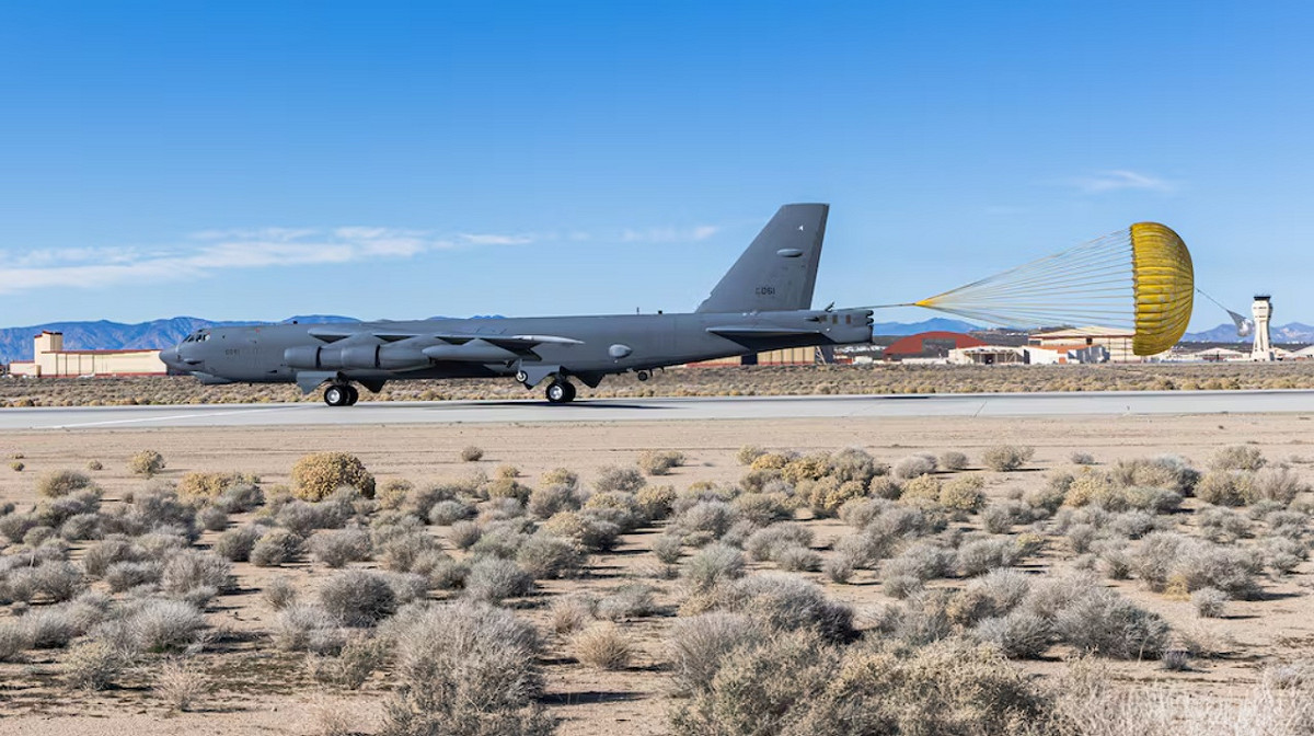 美國空軍首架搭載全新先進雷達的B-52H「同溫層堡壘」轟炸機，從德州波音工廠飛抵加州愛德華茲空軍基地（Edwards Air Force Bas），展開綜合飛行測試。 圖：翻攝U.S. Air Force