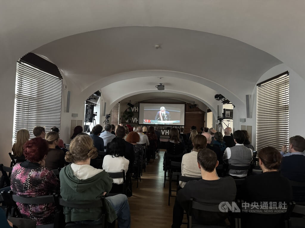 捷克紀錄片「我是台灣人」聚焦2020年捷克參議長維特齊不畏壓力訪台的歷程。10月底在捷克伊赫拉瓦影展首映，並在12月上旬於布拉格的哈維爾圖書館播映，多位捷克政界人士、商界代表到場支持。圖片攝於12月9日。中央社記者劉郁葶布拉格攝 114年12月27日