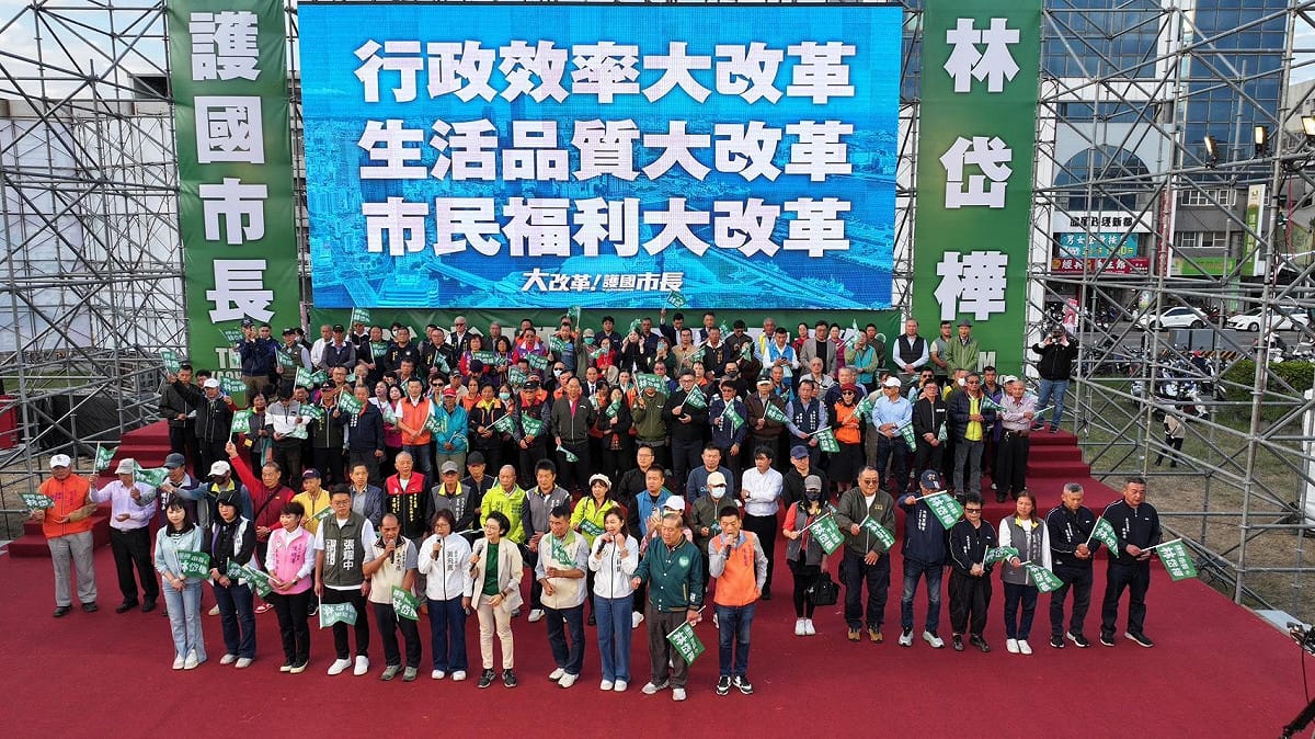 林岱樺今(27)日於鳳山舉辦壓軸大造勢，多位市議員及破百個地方社團、民間團體到場力挺。. 圖：林岱樺辦公室/提供