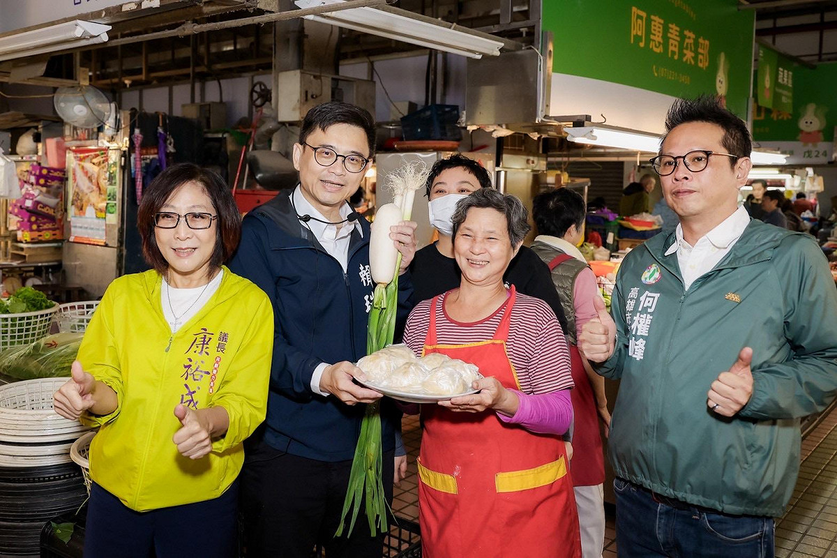 賴瑞隆(左二)掃市場，攤商送上包子與蒜祝當選。 圖：賴瑞隆辦公室/提供