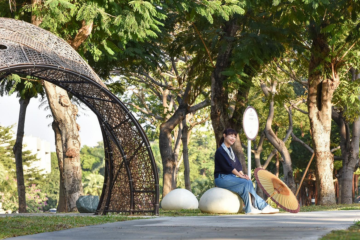 楊瑞霞領航，漫遊盤花公園，實地感受園區細膩的文化設計與生態景觀。 圖：高雄市客委會/提供