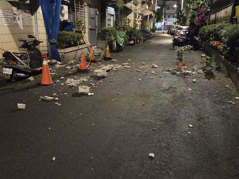 新北市板橋區中山路二段一處社區大樓磁磚嚴重剝落。 圖：翻攝@teresa_wu1208 Threads