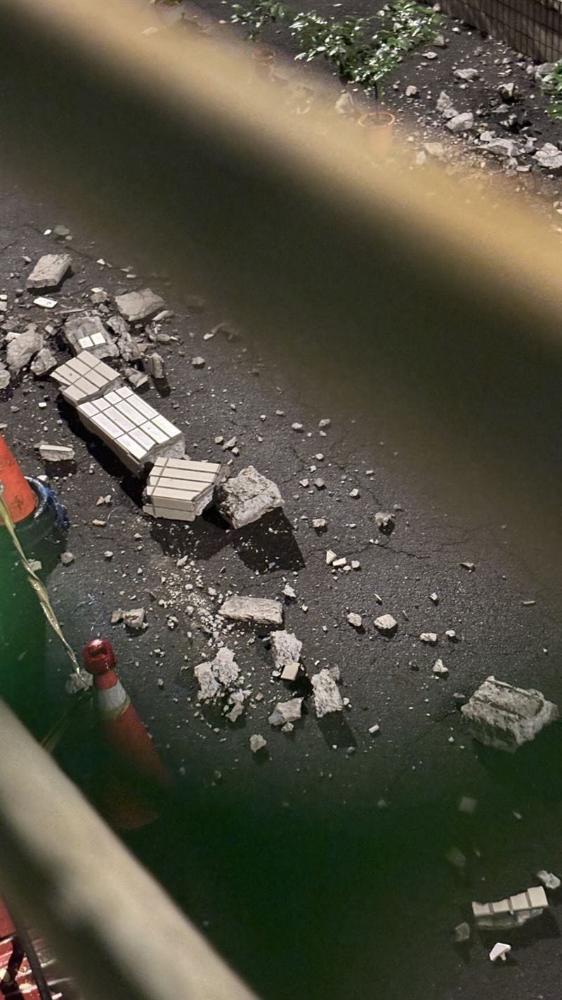 住戶出門差點被樓上掉落的水泥塊砸到，痛批政府要出人命才會重視都更問題。 圖：翻攝@teresa_wu1208 Threads