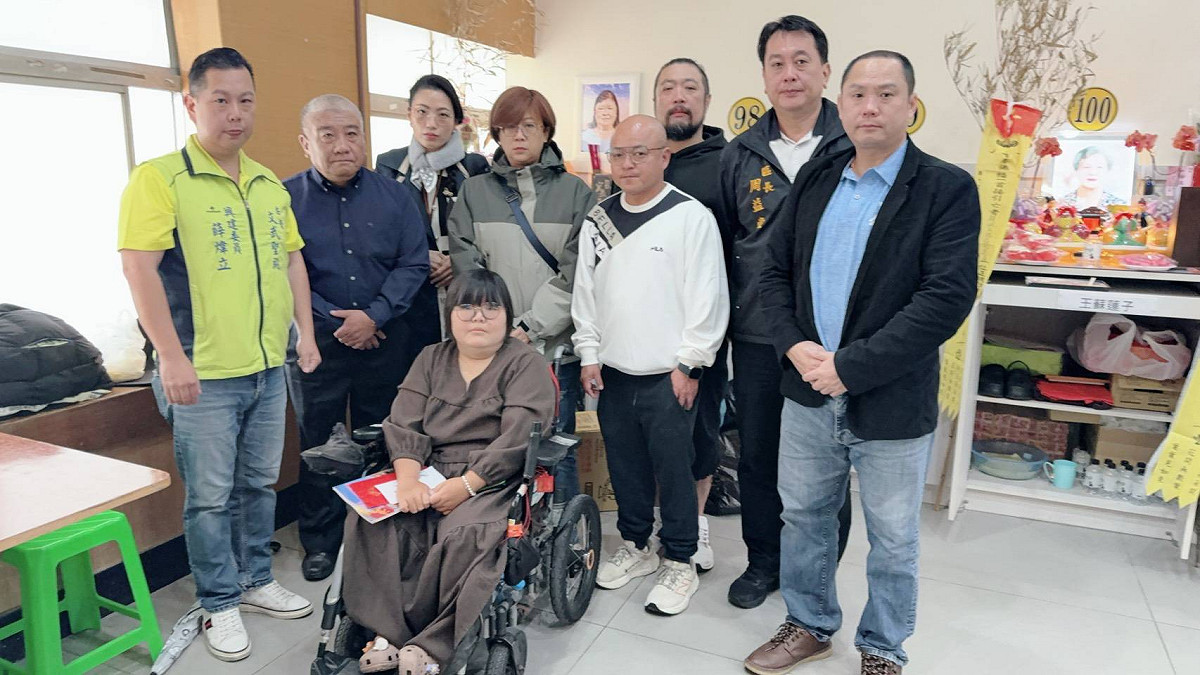 港和國小榮譽會長薛煒立、小港高中榮譽會長陳峯仕、太平國小副會長邱鈺結、鳳林國小榮譽會長蔡博如、佛公國小榮譽會長葉正輝、明義國中榮譽會長李浩彰、小港區長周益堂、中山國中榮譽會長夏華均(後排左至右)，以行動串起善意，成為耿美琪(前方)最溫柔也最有力量的陪伴。 圖：孫家銘翻攝