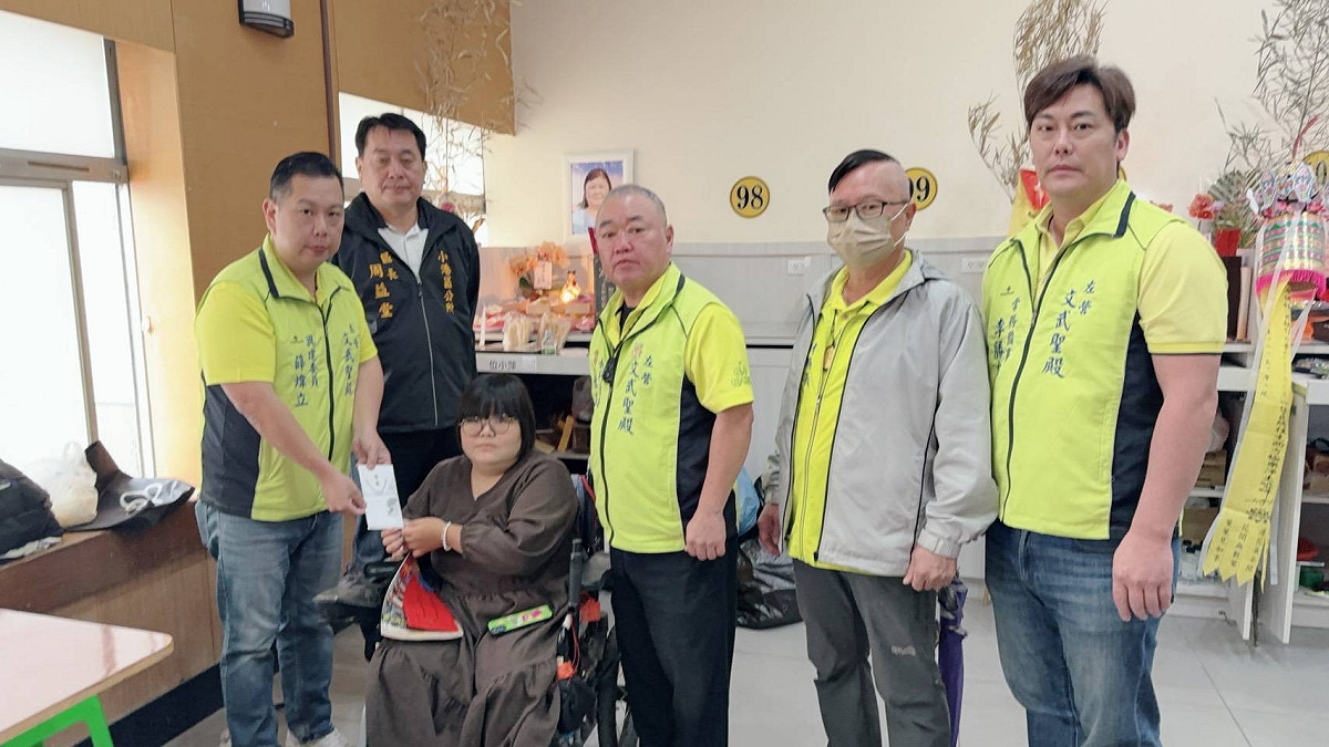 趕在美琪母親出殯前夕，在一起永續創辦人薛煒立(左一)完成公益捐贈，並已為後續生命教育妥善安排。 圖：孫家銘翻攝