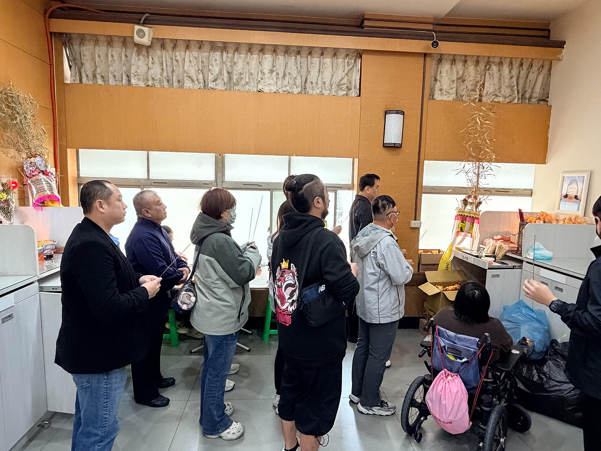 在一起永續科技與左營文武聖殿、地方夥伴一同到場，讓家屬知道在最孤單的時候，社會沒有缺席。 圖：孫家銘翻攝