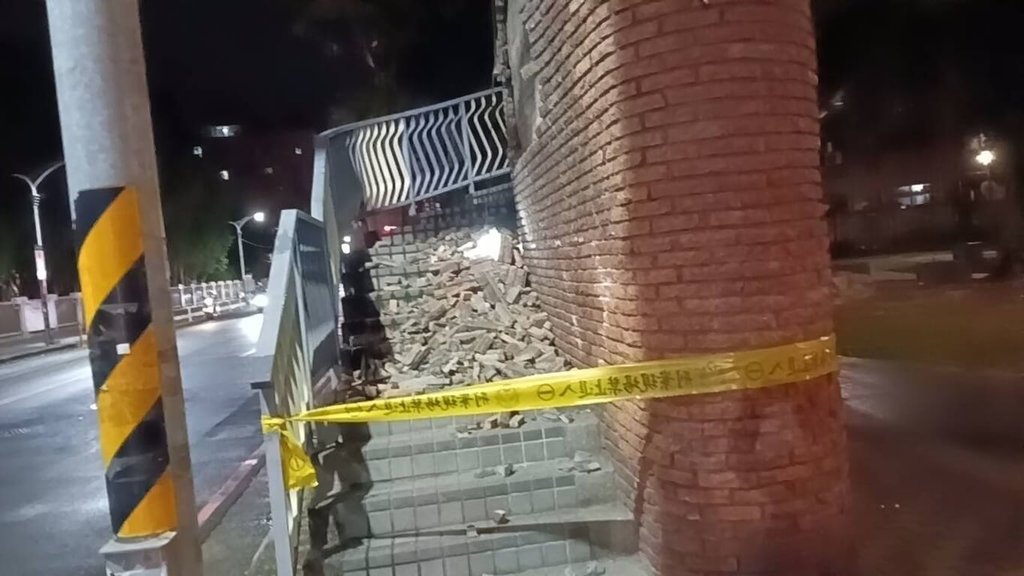 27日深夜宜蘭外海規模7.0地震，新莊龍安陸橋因強震致磁磚掉落。新莊區公所已連夜完成掉落磁磚清除及封閉。（公所提供）中央社記者王鴻國傳真 114年12月28日