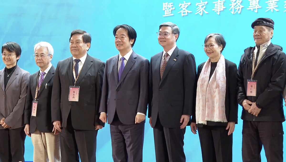總統賴清德（中）、行政院長卓榮泰（右3）出席「2025客家貢獻獎暨客家事務專業獎章表揚典禮」。 圖：總統府 / 提供