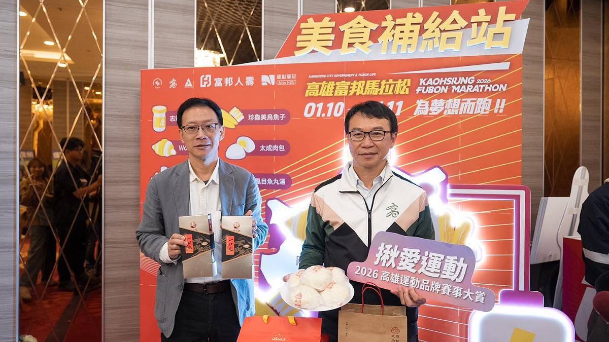 侯尊堯(右)表示自己也運用穿戴裝置和運動APP，養成規律跑步習慣，為2026高雄富邦馬拉松做準備。 圖：高雄市運動發展局/提供