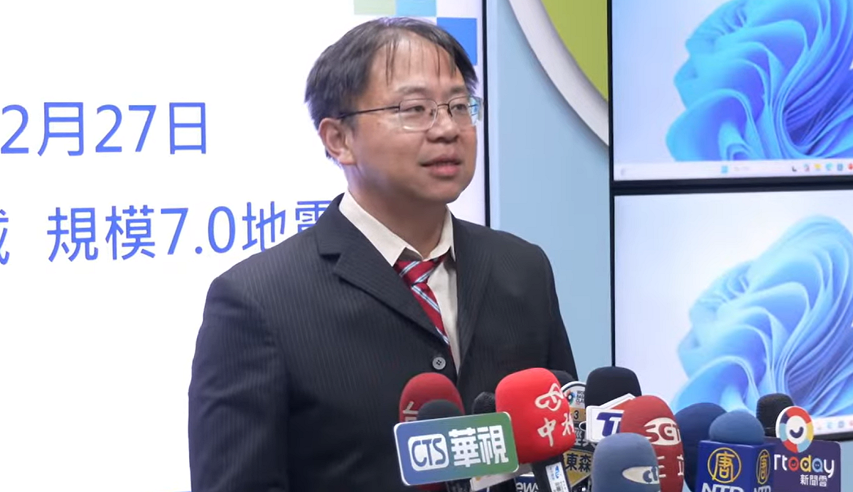 宜蘭7.0強震，科長陳達毅深夜奔回署直播時應領帶歪掉，律師林智群發文力挺表示，時間緊迫可理解。 圖：翻攝自直播畫面