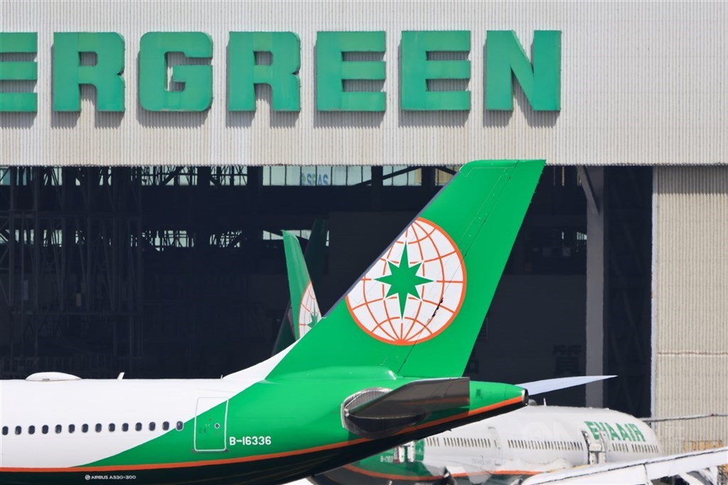 長榮航空1架紐約飛往台北航班因天氣因素轉降日本關西機場，機上有2名旅客在安檢時被搜出違禁品。（中央社檔案照片）