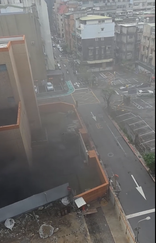 忠孝復興變電站爆炸，外牆炸凸黑煙直竄，警消緊急馳援，幸無人傷亡。 圖：翻攝自Threads＠wangtingwei160