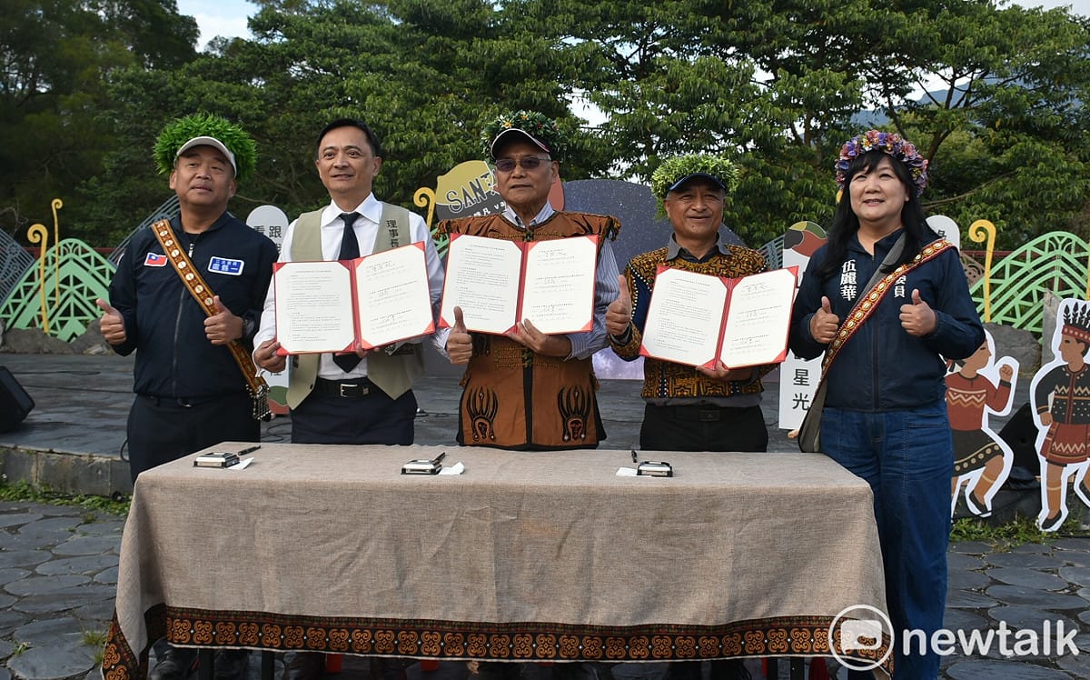 伍麗華(右一)、盧縣一(左一)見證「三地門淨零願景合作備忘錄」簽署儀式。 圖：孫家銘攝