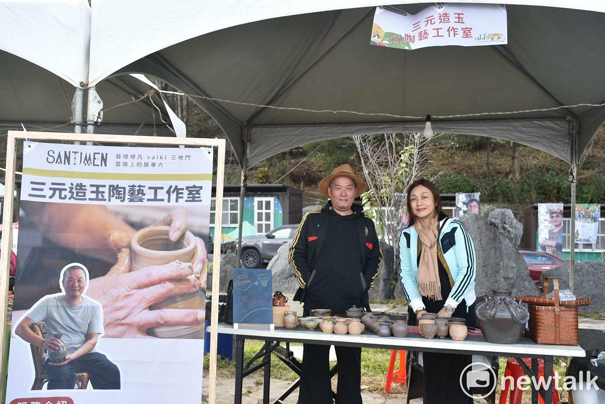 三元造玉陶藝工作室創辦人林志明(左)和林英琪伉儷，展示參與原住民族多元產業發展2.0計畫的成果。 圖：孫家銘攝