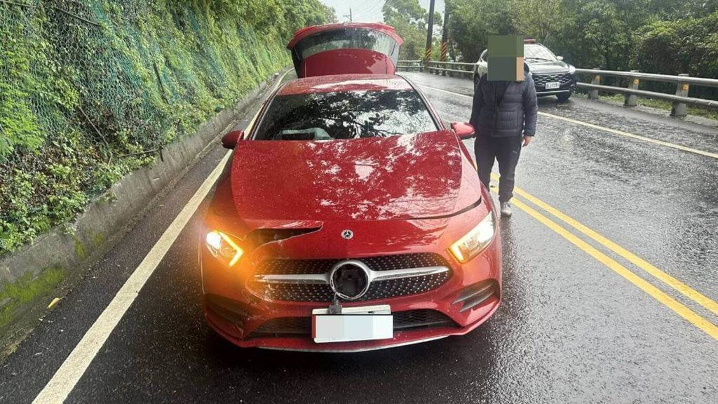 李姓女子28日上午開車行經宜蘭縣南澳鄉台9線蘇花公路116.1公里處時，車輛遭邊坡落石擊中，造成右前車頭受損，所幸李女與車內1名乘客都沒有受傷。（讀者提供）中央社記者王朝鈺傳真　114年12月28日