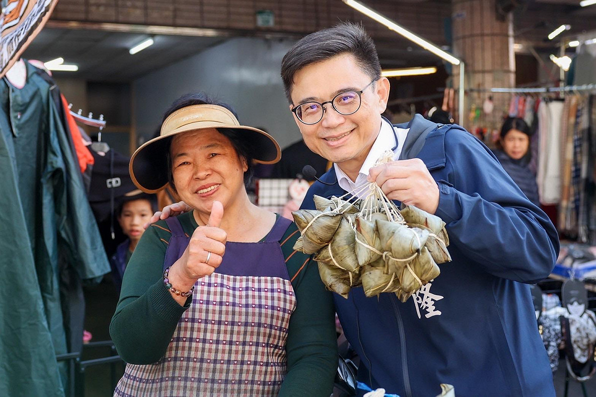 賴瑞隆(右)市場掃街獲攤商送粽祝福。 圖：賴瑞隆辦公室/提供