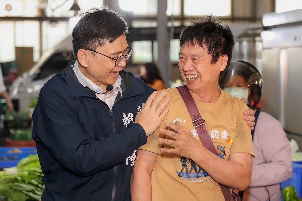 賴瑞隆(左)與民眾熱情互動。 圖：賴瑞隆辦公室/提供