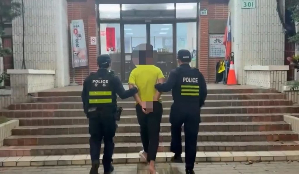 25歲林姓男子27日涉嫌在個人社群平台發布「燒毀加油站」等危安內容，警方獲報後成立專案小組，同日持拘票在林男住處將他拘提到案，全案依涉犯恐嚇公眾罪嫌，移送高雄地方檢察署偵辦。（高雄市警察局鼓山分局提供）中央社記者張已亷傳真　114年12月28日