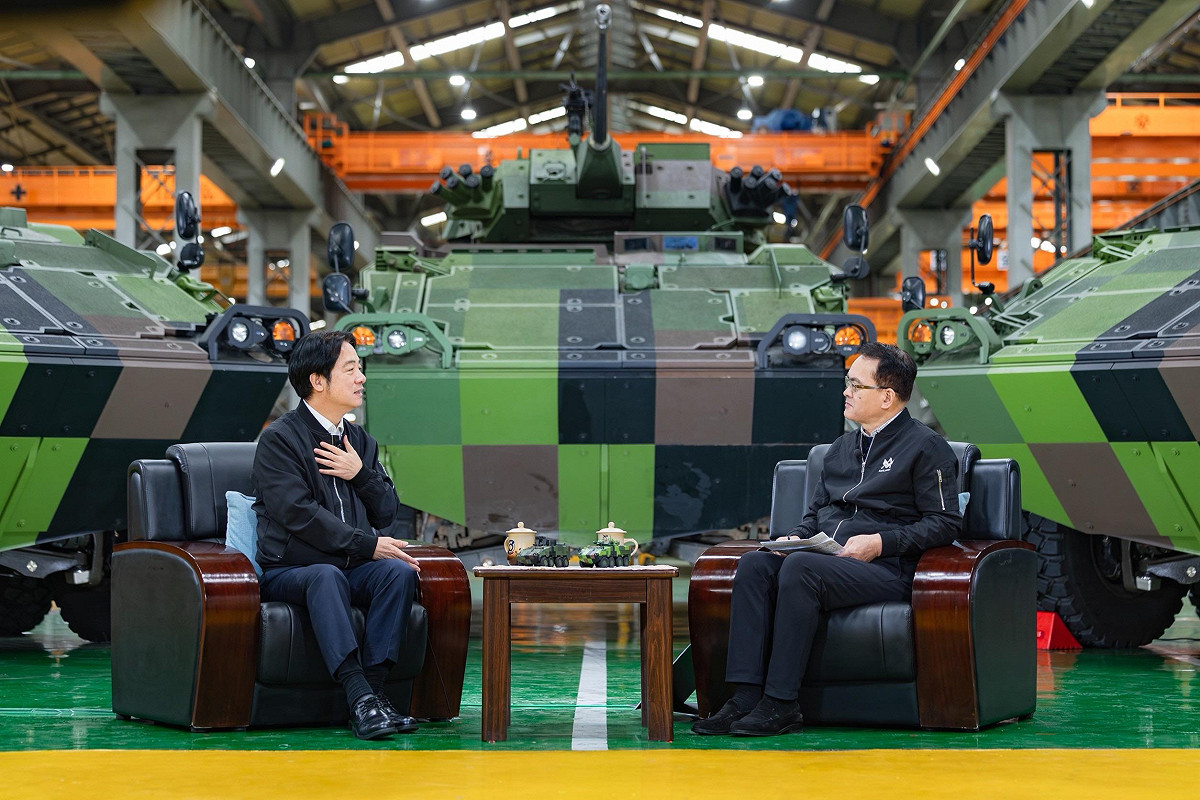 總統賴清德在國防部軍備局生產製造中心第209廠接受新聞專訪，實地向國人展示國防自主研發成果。 圖:總統府提供