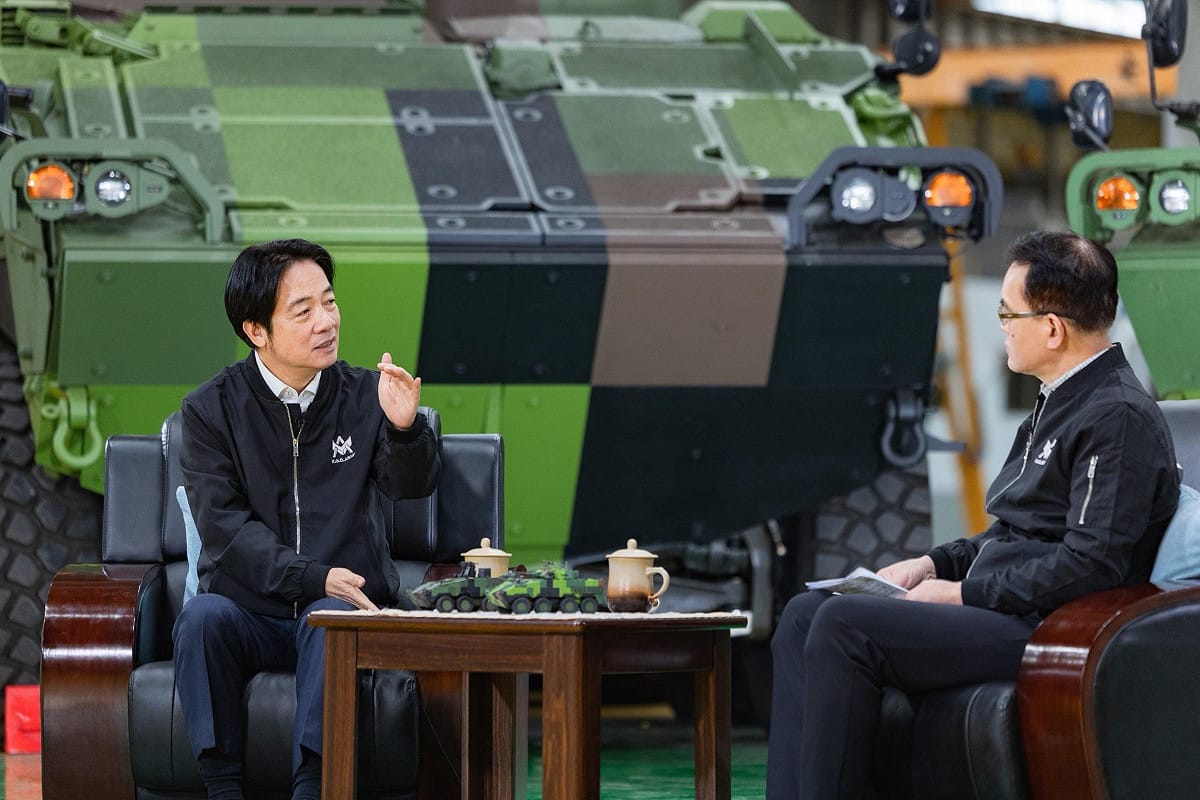 賴清德於兵工廠接受資深媒體人鄭弘儀專訪，暢談未來國防規劃、兩岸關係與國內政局。 圖:總統府提供