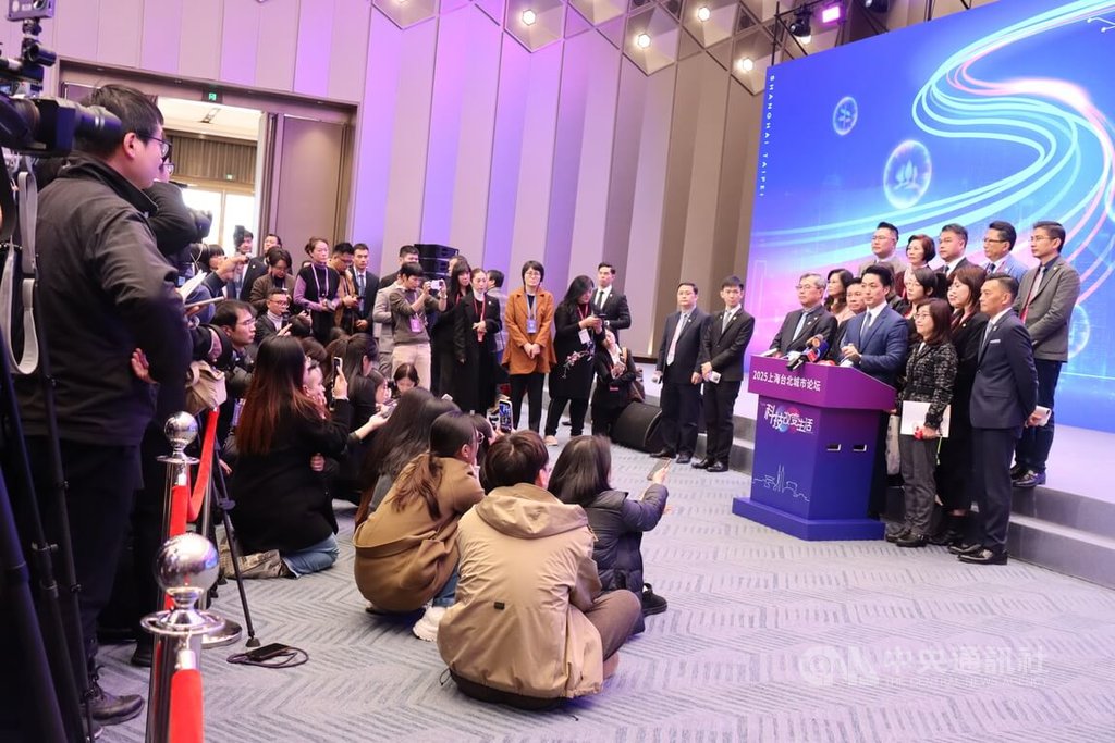 台北市長蔣萬安28日抵達上海參加雙城論壇，開幕式結束後與台北市府人員、議員等受訪，眾多兩岸媒體採訪。 圖:中央社提供