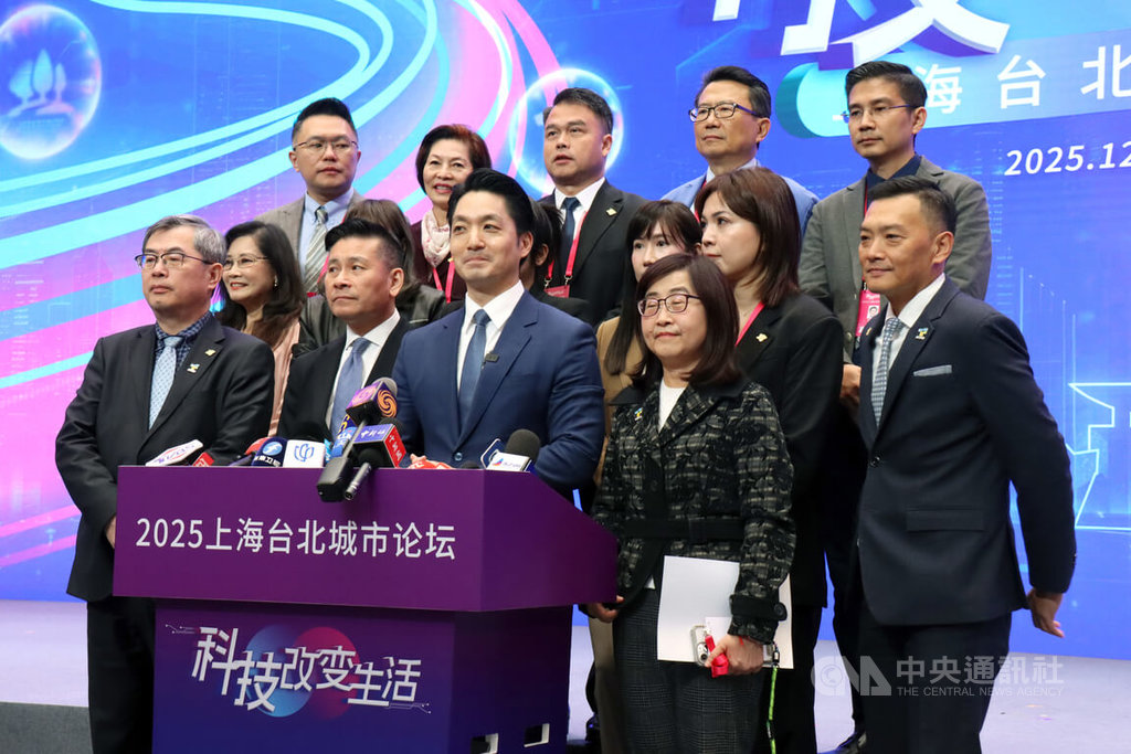 台北市長蔣萬安28日抵達上海參加雙城論壇，開幕式結束後與台北市府人員、議員等受訪，重申開幕致詞式中期盼兩岸和平的立場。 圖:中央社提供