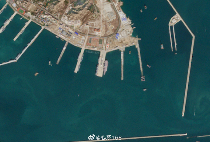 中國人民解放軍東部戰區29日啟動「正義使命-2025」環台軍演，軍事專家呂禮詩指出，「反介入」關鍵資產「遼寧艦（舷號16）」已於26日離開青島母港，潛在威脅台灣東部海域。 圖：翻攝「微博」@心系168
