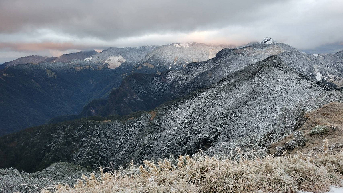 近期氣溫驟降、高山降雪，雪山已出現兩起嚴重山難。 圖：取自雪霸國家公園臉書