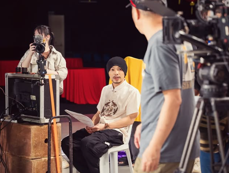 黃明志曬出工作照，宣布將推出馬年的過年新歌，「紛紛擾擾了兩個月，終於有機會好好完成馬年新年歌的MV」。 圖：翻攝自黃明志IG