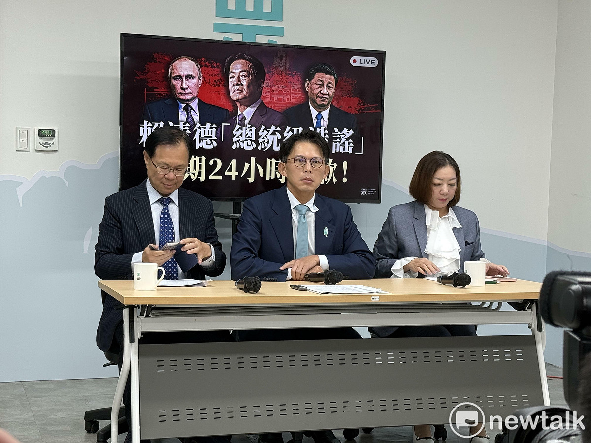 民眾黨上午召開「嚴正抗議‧具體反制賴清德總統級造謠」，黨主席黃國昌（中）、嘉義市長參選人張啓楷（左）、宜蘭縣長參選人陳琬惠（右）出席。 圖：周煊惠 / 攝