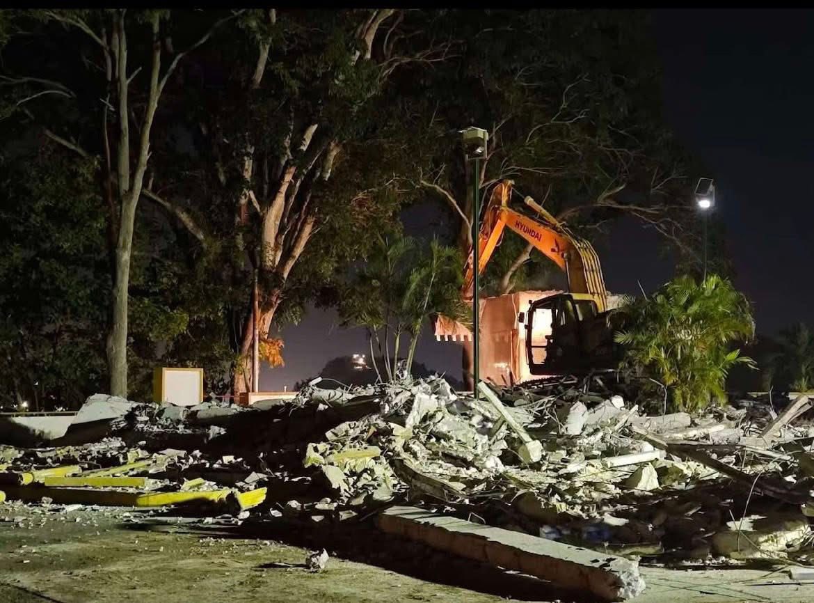 巴拿馬怪手深夜拆除華人抵巴150周年紀念碑。 圖 : 翻攝自郭篤為X
