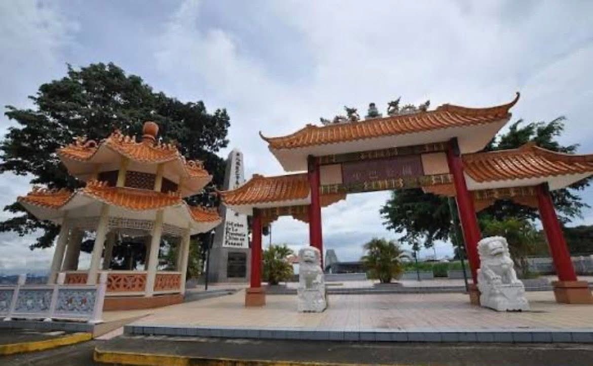 華人抵巴150周年紀念碑亭。 圖 : 翻攝自郭篤為X