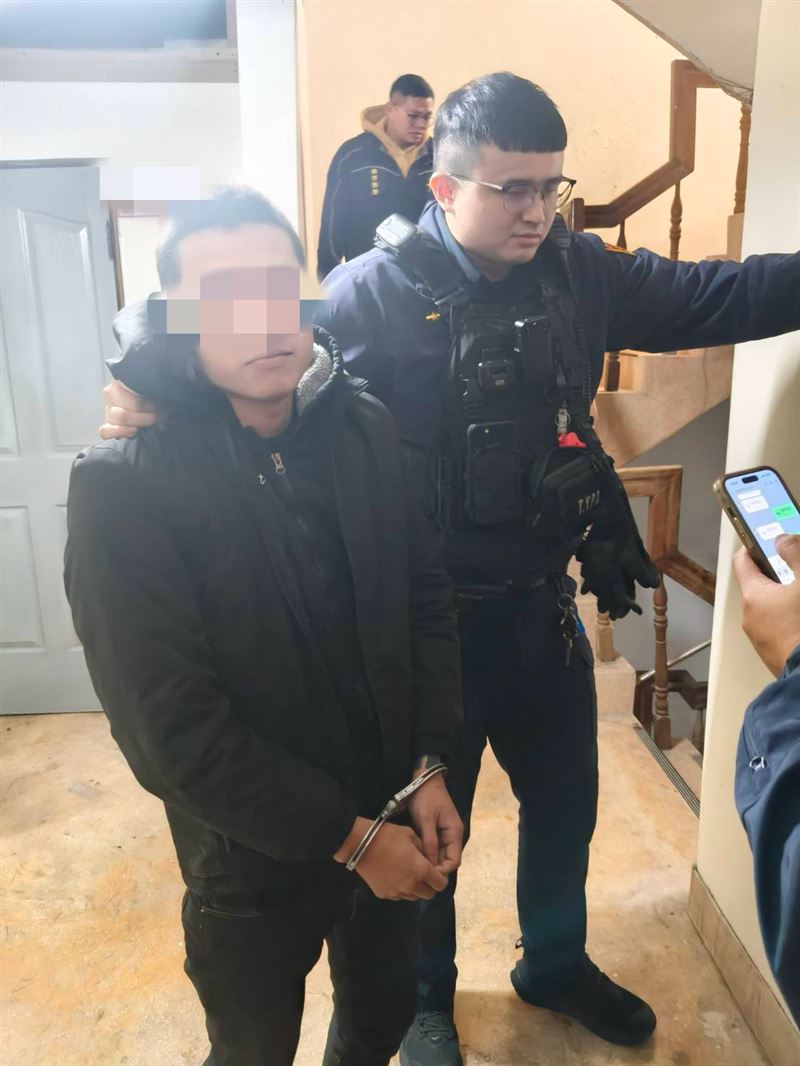 桃園34歲褚姓男子持汽油彈，朝派出所附近空地丟擲遭逮。 圖：翻攝畫面
