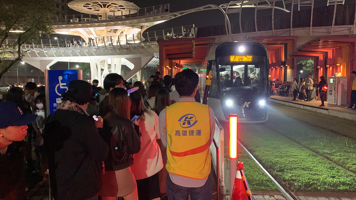 跨年活動輕軌疏運情形。(資料照) 圖：高雄捷運公司/提供