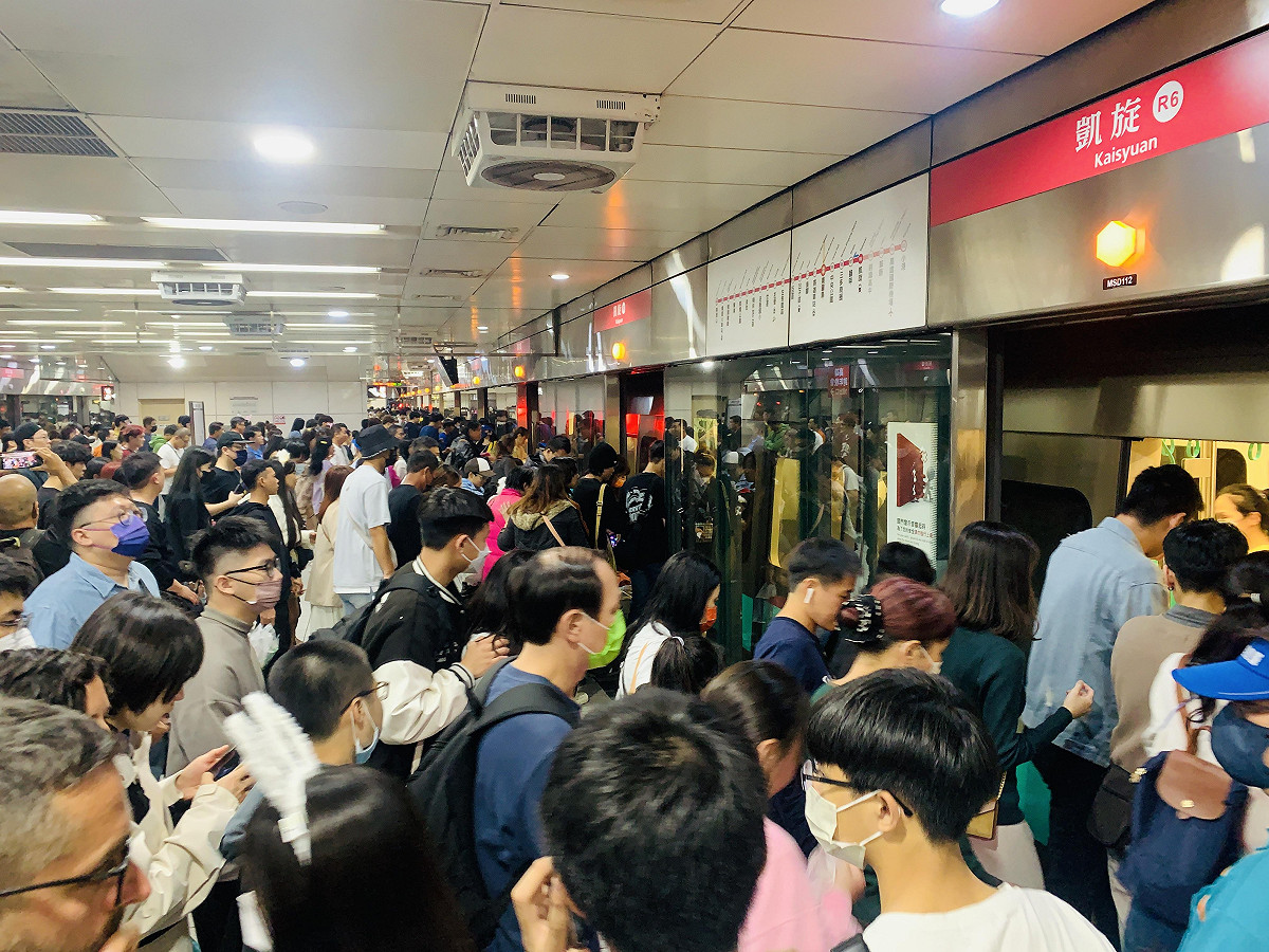 高雄捷運公司今(29)日宣布，捷運與輕軌將延長營運時間並加密班距，協助疏運人潮。 圖：高雄捷運公司/提供