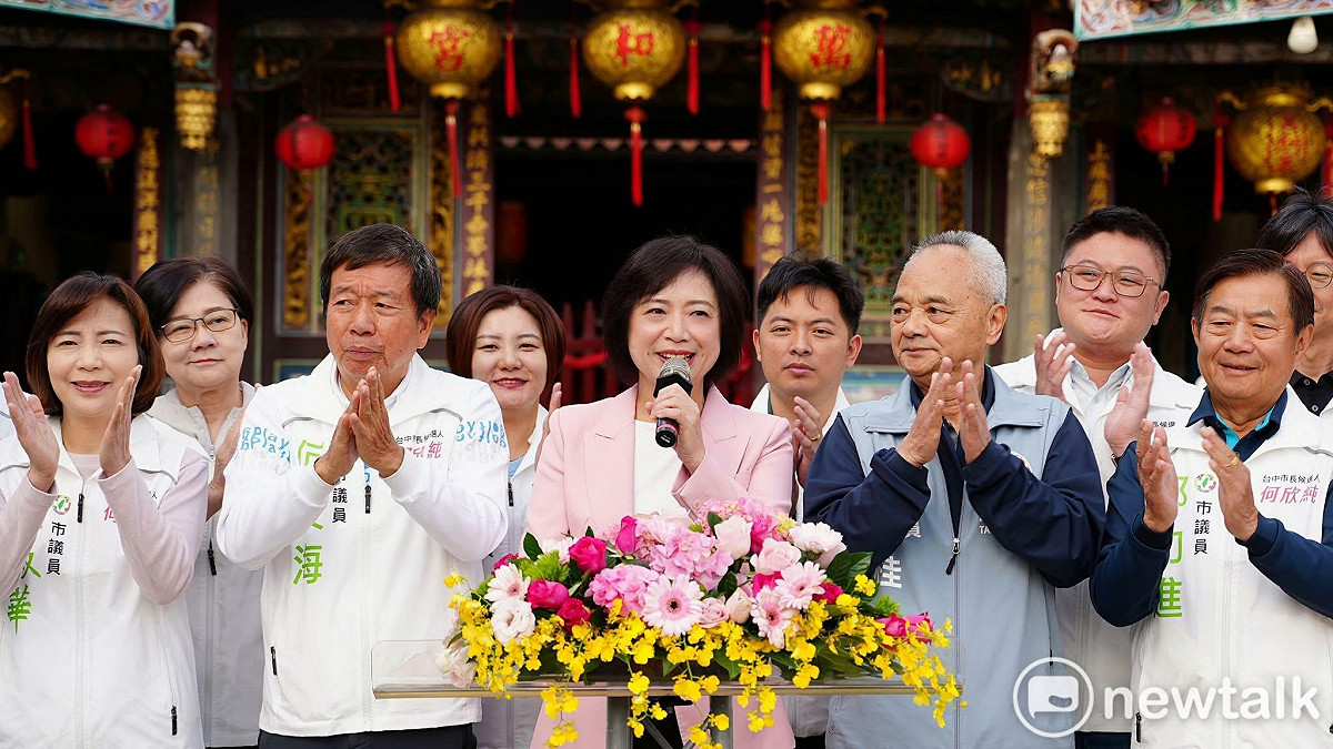 台中市長候選人何欣純今（29）日在台中市議會黨團總召周永鴻及多位市議員、市黨部主委許木桂的陪同下，一早共赴南屯萬和宮參香祈福。 圖：唐復年/攝