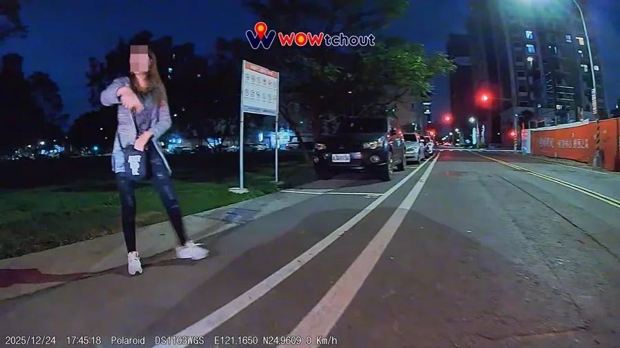 駕駛遇到肉車佔車位女子，直接倒車嚇退，律師指出此舉只會增加被告的法律風險。 圖：翻攝自WoWtchout – 地圖型行車影像分享平台