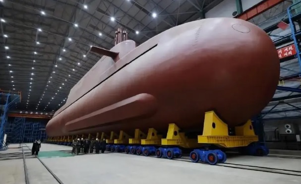 北韓近期公布該國首艘戰略型核潛艦的相關照片，引發全球各地軍事愛好者廣泛關注。 圖：翻攝自 騰訊網 矚望雲霄