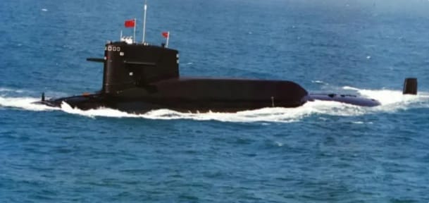 由於北韓沒有增加潛艦載彈量的需求，該款潛艦並未採用提升載彈量「大龜背」的設計。圖為擁有「大龜背」的中國潛艦。 圖：翻攝自 騰訊網 矚望雲霄