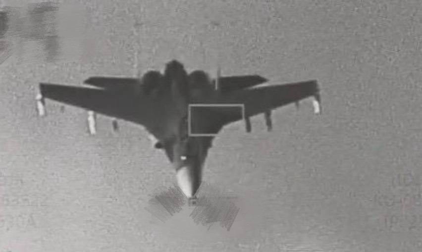 空軍F-16型機監控中共殲-16型機 資料照：國防部/提供