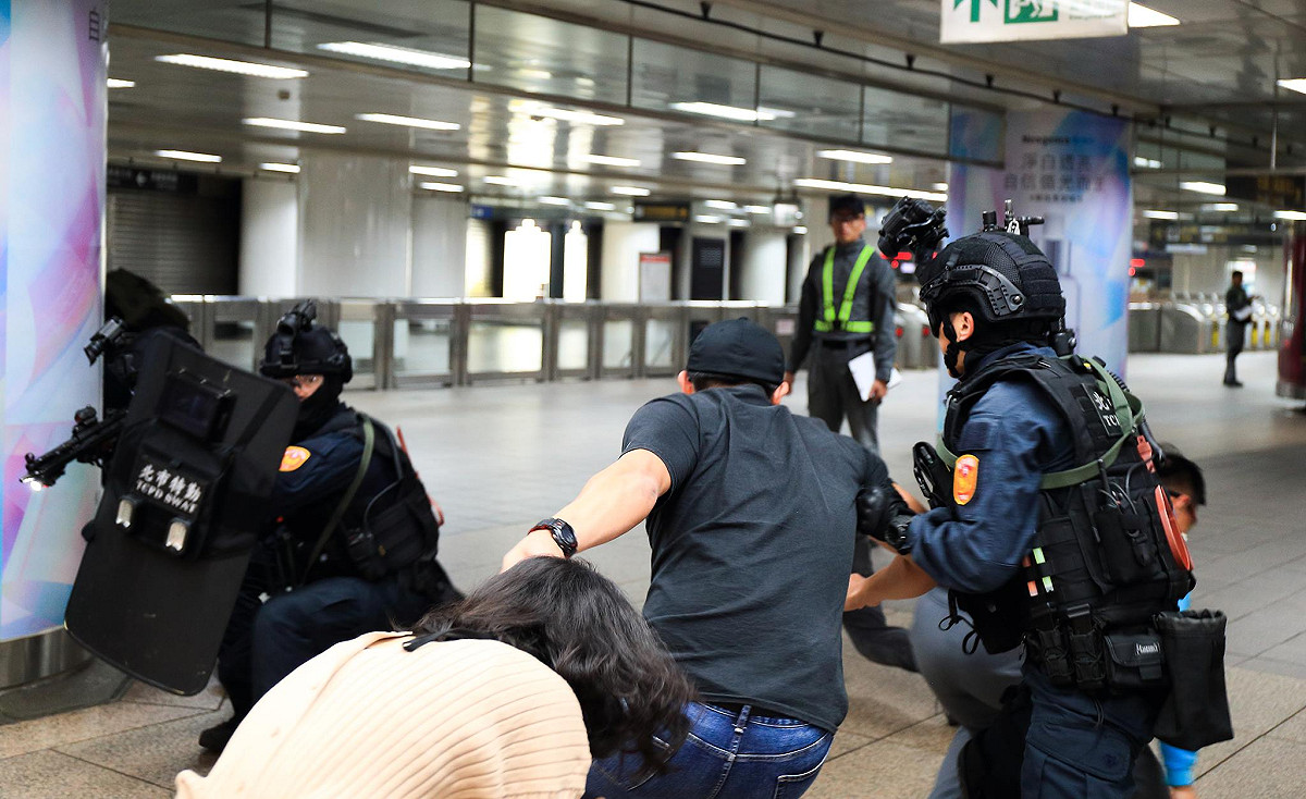 台北車站隨機攻擊釀4死11傷，立院促授權雙鐵捷運直發細胞廣播。（圖為反恐演練示意） 圖：翻攝NPA署長室粉專(資料照)