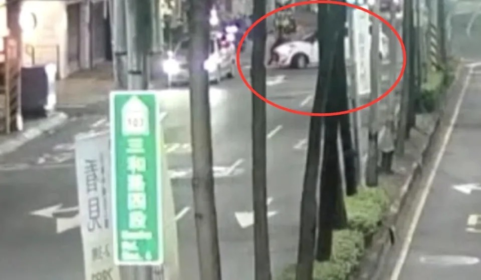 三重爆發行車糾紛，男子趴引擎蓋被甩飛。 圖：翻攝畫面