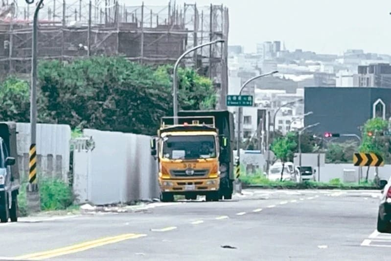 台中市環保局北屯區清潔隊員貪汙，中檢今日偵結，起訴清潔隊員與業者共24人。 圖：台中市環保局提供