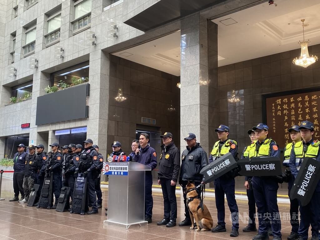 北市警方29日表示，為確保跨年晚會活動安全，已全面提升維安層級，將出動1300多名警力和協勤民力，以及2隻偵爆犬。中央社記者黃麗芸攝　114年12月29日