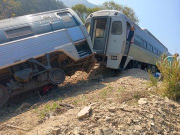 當地時間 28 日，連接太平洋與墨西哥灣的墨西哥「跨洋鐵路」發生列車出軌事故，造成 13 人死亡、 98 人受傷。 圖：翻攝自 @nexta_tv X 帳號