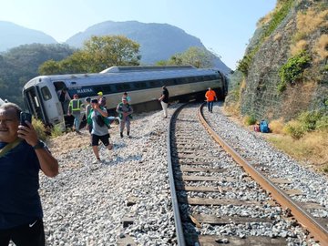 事故發生後，負責管理跨洋鐵路的墨西哥海軍立即派遣上百名士兵前往現場協助救災，墨西哥總檢察長戈多伊也發布聲明，宣布將針對列車出軌的原因展開詳細的調查。 圖：翻攝自 @nexta_tv X 帳號
