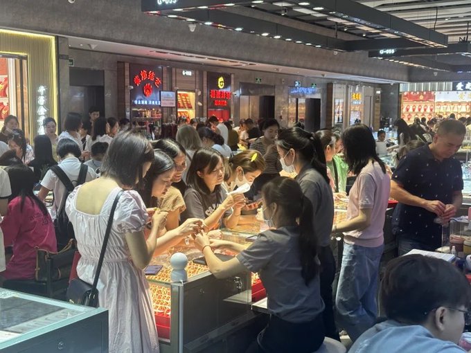 名業內人士指出，白銀同時具備金融與工業雙重屬性，雖然新能源、光電產業確實推升需求，但價格上漲更快的其實是投機盤。「工廠買白銀是真的要用，投資機構與散戶買白銀，是等著賣，性質完全不同。」 圖:翻攝自X帳號@GlobalFocus24